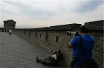 摄影家在平遥城墙上拍摄 - 外事侨务办