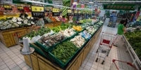 山西太原，民众正在超市选购蔬菜。　张云　摄 - 广播电视