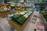 山西太原，民众正在超市选购蔬菜。　张云　摄 - 广播电视