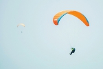2018山西滑翔伞邀请赛开赛 30余名“飞人”空中竞技 - 太原新闻网