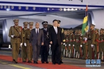7月27日，中国国家主席习近平抵达毛里求斯共和国，过境并进行友好访问。在毛里求斯总理贾格纳特陪同下，习近平检阅仪仗队。　新华社记者 丁林 摄 - 广播电视