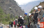 2015年4月，因地震被困尼泊尔的中国公民准备登机 - 广播电视