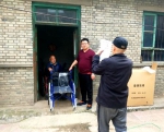 新绛县残联上门为贫困残疾人送轮椅 - 残疾人联合会