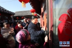 （时政）（1）习近平春节前夕在北京看望慰问基层干部群众 - 广播电视