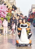 游客在平遥古城骑行伴游机器人游览 - 太原新闻网