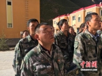 刘前东参加连队的升旗仪式。刘欢 摄 - 广播电视