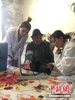 82岁的老牧民接受身体检查。刘欢 摄 - 广播电视