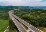 贵州毕节市境内贵黔高速一段高架桥路段（2016年7月16日摄）。 - 广播电视