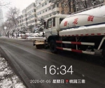 杏花岭区环卫工人齐上阵 清理路面积雪 保证安全出行 - 太原新闻网