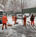 杏花岭区环卫工人齐上阵 清理路面积雪 保证安全出行 - 太原新闻网