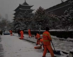 杏花岭区环卫工人齐上阵 清理路面积雪 保证安全出行 - 太原新闻网