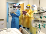 2月11日，在武汉同济医院中法新城院区ICU病房内，来自北京协和医院的医护人员在病床旁查房交班。 - 广播电视
