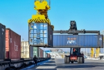 工人在中欧班列乌鲁木齐集结中心吊运货物（3月12日摄）。 - 广播电视