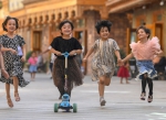 孩子们在新疆和田市鸽子巷奔跑玩耍（5月27日摄）。 - 广播电视