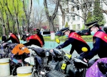 志愿者走上街头规范非机动车停放 - 太原新闻网