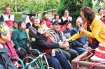 志愿者与老人们共度重阳节 - 太原新闻网