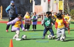 幼儿园小朋友练习足球技巧 - 太原新闻网