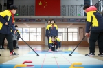 2022年2月17日，江苏省扬州市育才小学开展“奥运精神伴成长 我们一起向未来”开学第一课活动。这是学生们在体验旱地冰壶运动。 - 广播电视