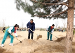2022年3月30日，习近平等党和国家领导人来到北京市大兴区黄村镇参加首都义务植树活动。这是习近平同大家一起植树。 - 广播电视