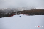 冬季的雪场熙熙攘攘，来自全国各地的滑雪爱好者相聚于此。冰雪运动的迅猛发展，吸引了更多像子云和豆豆这样的年轻人，接触到冰雪运动，爱上了冰雪运动。 “以前能一起去滑雪的朋友少，申冬奥成功以后这几年，可能是因为宣传的多了，周围朋友去的也越来越多了。以前大家一起聚会，就是吃吃喝喝，现在一到冬天雪季大家就约着去滑雪，身体健康心胸宽阔嘛，感觉比一直窝在城市里开心多了。”子云说。 - 广播电视