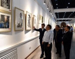 省政府党组成员吴伟参观山西省残疾人书法绘画手工艺作品展 - 残疾人联合会