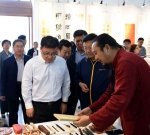 省政府党组成员吴伟参观山西省残疾人书法绘画手工艺作品展 - 残疾人联合会