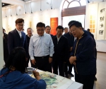 省政府党组成员吴伟参观山西省残疾人书法绘画手工艺作品展 - 残疾人联合会